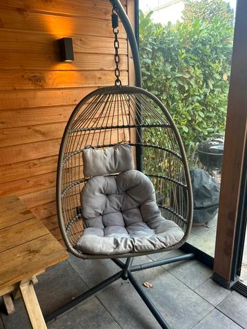 2 hang-stoelen (150,- per stuk) beschikbaar voor biedingen