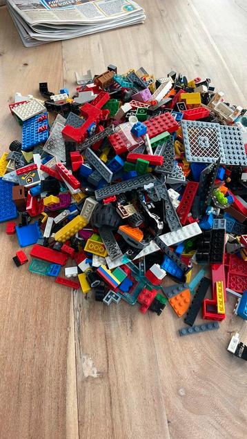 Ruim 4 kilo ongesorteerd lego beschikbaar voor biedingen