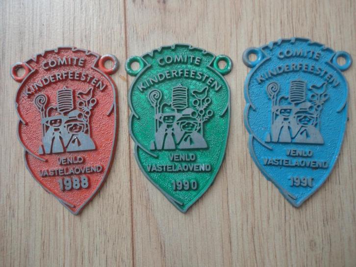 3 Carnavalsmedailles Vastelaovend Venlo Comite kinderfeesten, Kleding | Heren, Carnavalskleding en Feestkleding, Gedragen, Accessoires