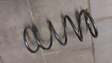 Achterste spiraal veer Nissan 100nx beschikbaar voor biedingen