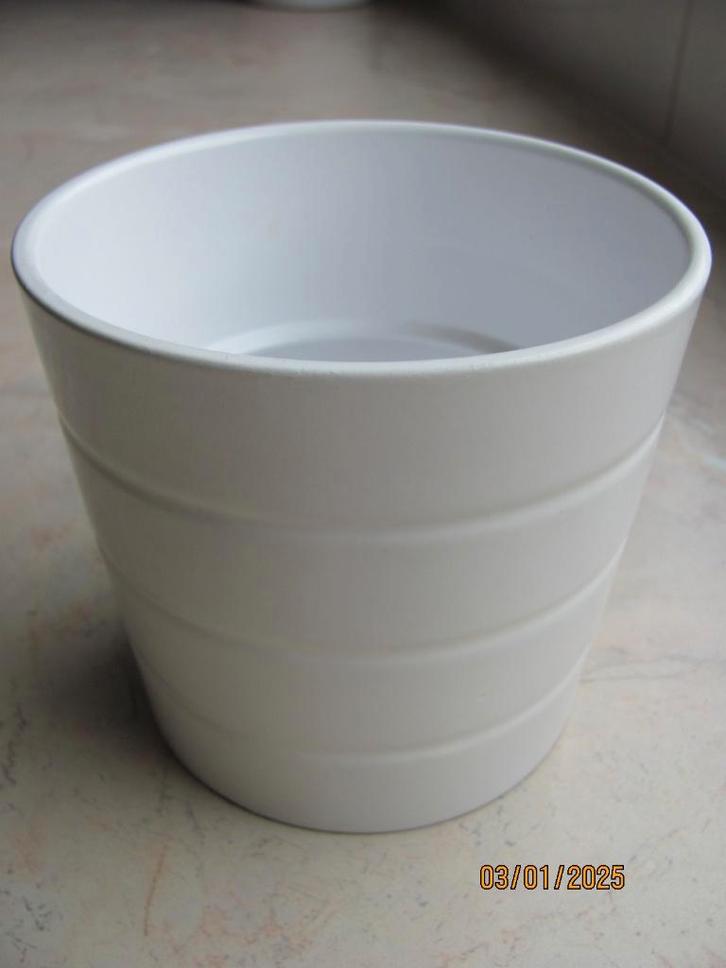 NIEUWSTAAT wit geribbeld ROND aardewerk BLOEMPOT ringen ø 13, Tuin en Terras, Bloembakken en Plantenbakken, Zo goed als nieuw