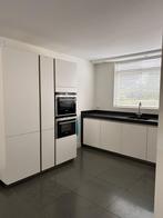 Moderne greeploze mat witte hoekkeuken+SIEMENS GEDEMONTEERD, Huis en Inrichting, Keuken | Complete keukens, Wit, Hoekkeuken, Graniet of Steen