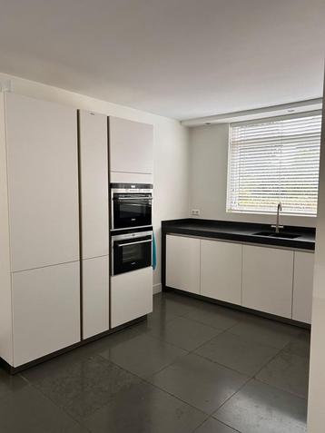 Moderne greeploze mat witte hoekkeuken+SIEMENS GEDEMONTEERD beschikbaar voor biedingen