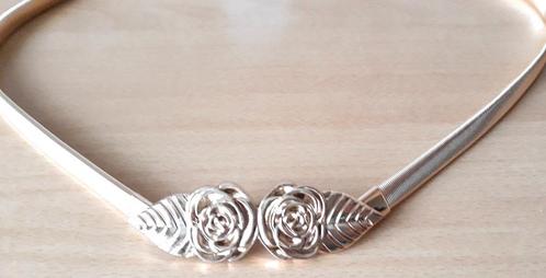 Goudkleurige mee rek riem met bloemen gesp - mt 36/46, Kleding | Dames, Riemen en Ceinturen, Nieuw, Tailleriem, Ophalen of Verzenden