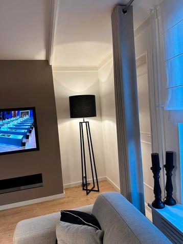 Moderne staande vloerlamp, minimalistisch design in matzwart beschikbaar voor biedingen