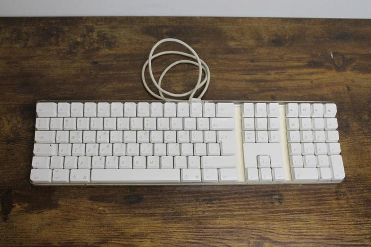 Apple A1048 keyboard toetsenbord (DEFECT), Computers en Software, Toetsenborden, Zo goed als nieuw, Qwerty, Bedraad, Ophalen of Verzenden