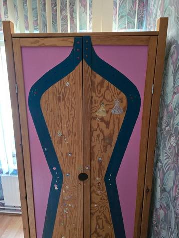  Houten kast met een speelse uitstraling!  beschikbaar voor biedingen