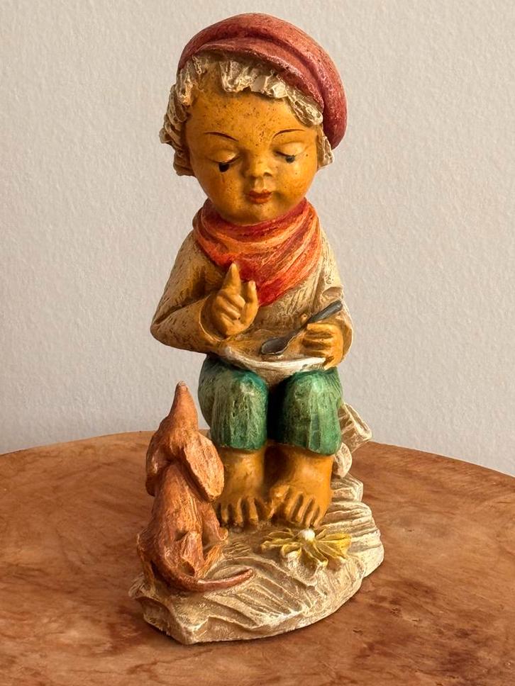 Beeldje Jongetje met Tekkel - Copy Vero, Antiek en Kunst, Kunst | Beelden en Houtsnijwerken, Ophalen of Verzenden