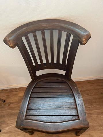 Set van 2 zware houten stoelen (landelijk) beschikbaar voor biedingen