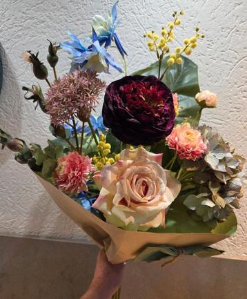 Prachtig zijden bloemstuk, boeket met zijden kunstbloemen  beschikbaar voor biedingen
