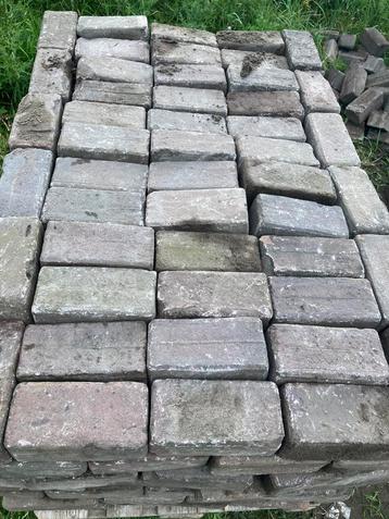 100m2 Oud gebakken klinkerkeien (uiterlijk 9 aug. ophalen). beschikbaar voor biedingen