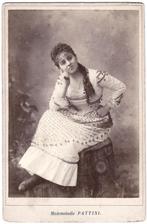 Kabinetfoto - Vrouw Jurk Lang Haar - Mademoiselle Pattini, Gebruikt, Foto, Ophalen of Verzenden, Voor 1940