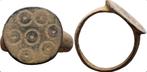 Romeinse ring - punt cirkel versiering, Antiek en Kunst, Ophalen of Verzenden