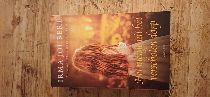 Irma Joubert - Het meisje uit het verscholen dorp, Boeken, Historische romans, Zo goed als nieuw, Ophalen of Verzenden
