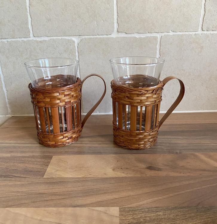 4 vintage theeglazen / 6 frisdrank glazen, in rieten houder, Huis en Inrichting, Keuken | Servies, Zo goed als nieuw, Glas of Glazen