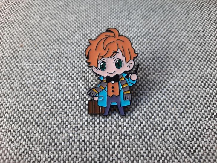 1 leuke pin van Newt Scamander uit Harry Potter te koop, Verzamelen, Speldjes, Pins en Buttons, Nieuw, Speldje of Pin, Overige onderwerpen