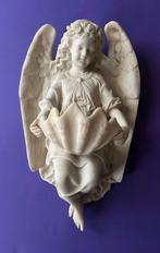 Engel wijwaterbeeld, Ophalen