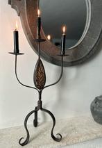 Smeedijzeren kandelaar met hout ornamentje oosters sober, Ophalen of Verzenden