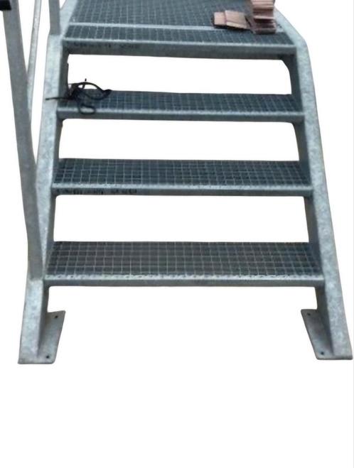 Lage stalen bordestrap verzinkte trap met lang plateau., Doe-het-zelf en Verbouw, Ladders en Trappen, Gebruikt, Trap, Minder dan 2 meter