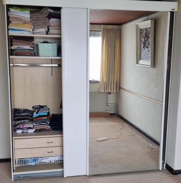 Kleding kast met schuifdeuren