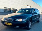 Volvo V70 2.4 AUT / Leer / Cruise / LM-V / Trekhaak /, Auto's, Volvo, Beige, Stationwagon, 2435 cc, 1533 kg