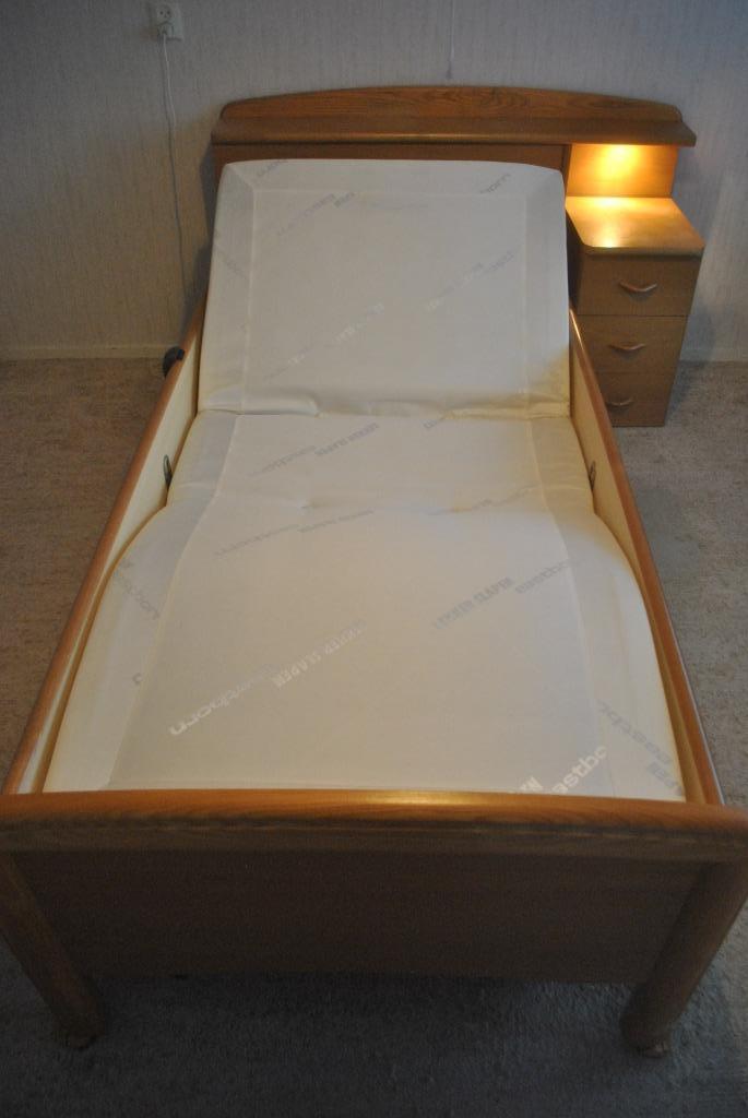 Eenpersoons, elektrisch verstelbaar bed, nachtkastje, matras, Huis en Inrichting, Slaapkamer | Bedden, Gebruikt, Eenpersoons, 140 cm