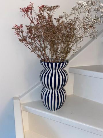 Hippe vaas donkerblauw/ wit beschikbaar voor biedingen