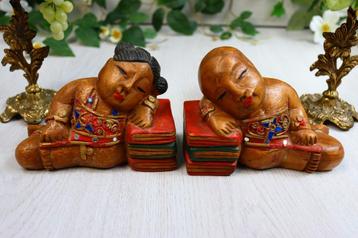 Houten beeldjes beschikbaar voor biedingen