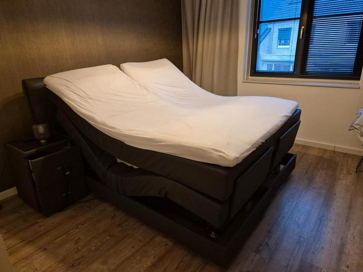 Elektrische Boxspring 160cm200cm en 2 nachtkastjes, Huis en Inrichting, Slaapkamer | Boxsprings, Gebruikt, 160 cm, Tweepersoons
