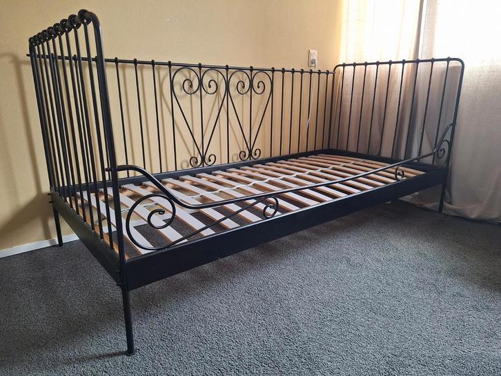 Zwart metalen spijlenbed incl. lattenbodem MOET SNEL WEG, Kinderen en Baby's, Kinderkamer | Bedden, Zo goed als nieuw, 180 cm of meer