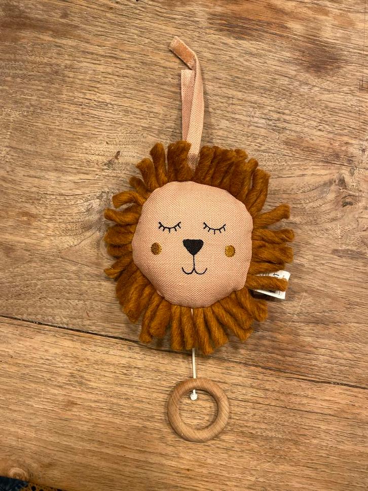 Ferm Living Leeuw Muziekmobiel - Zo goed als nieuw!, Kinderen en Baby's, Speelgoed | Babyspeelgoed, Zo goed als nieuw, Mobiel