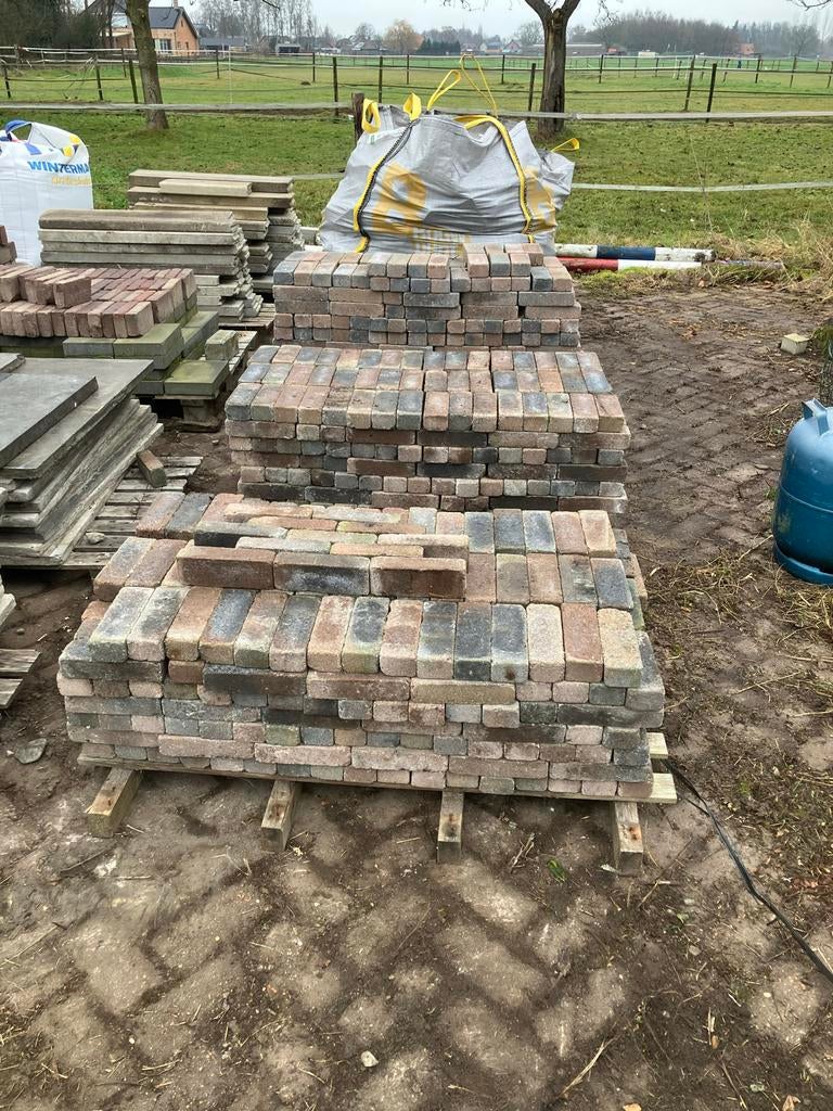 Nieuwe betonnen waaltjes rood-zwart (22m2), Tuin en Terras, Tegels en Klinkers, Klinkers, Nieuw, Ophalen of Verzenden, 10 m² of meer