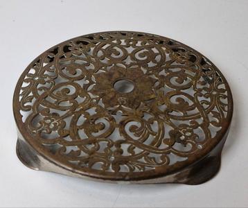 Antieke onderzetter, manco plate, made in England beschikbaar voor biedingen