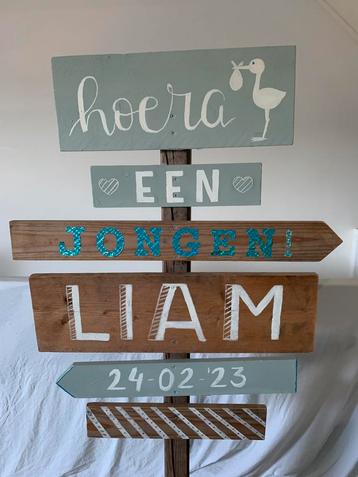 Degelijk kraambord van hout met zware voet beschikbaar voor biedingen