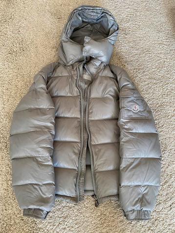 Moncler winterjas maat S beschikbaar voor biedingen