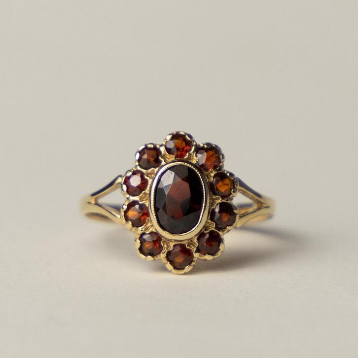 Vintage 9 karaat gouden granaat edelsteen bloem cluster ring, Sieraden, Tassen en Uiterlijk, Ringen, Zo goed als nieuw, Dame, 17 tot 18