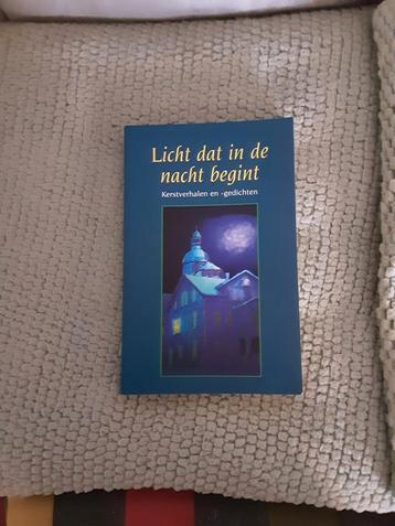 Licht datb in de nacht begint literatuur beschikbaar voor biedingen