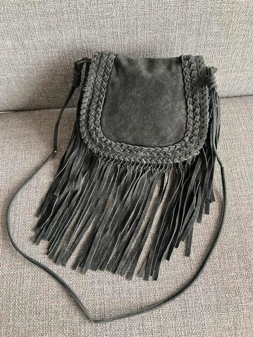 Black suede boho bag with fringes, Sieraden, Tassen en Uiterlijk, Tassen | Damestassen, Gebruikt, Schoudertasje, Zwart, Verzenden