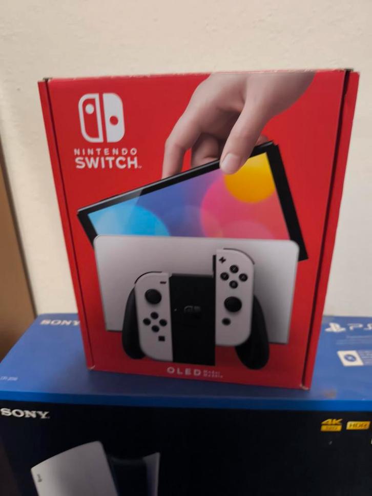 Nintendo Switch oled met pokemon games, Spelcomputers en Games, Spelcomputers | Nintendo Switch, Zo goed als nieuw, Switch OLED