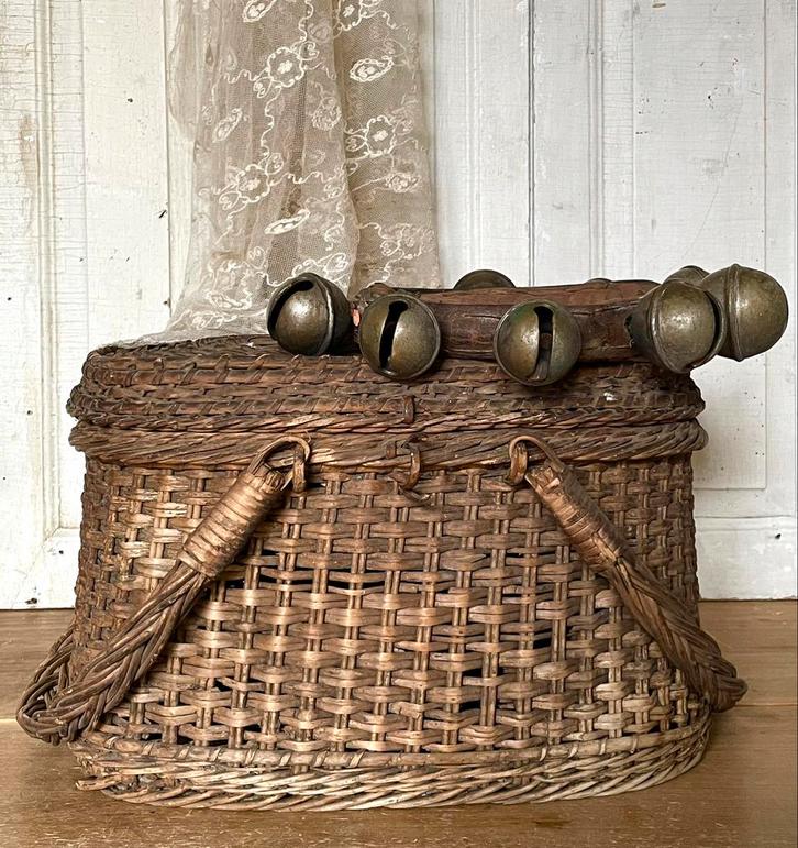 Brocante oud rieten spoormandje / perronmandje, Antiek en Kunst, Curiosa en Brocante, Ophalen of Verzenden