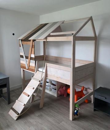 Boomhut bed beschikbaar voor biedingen