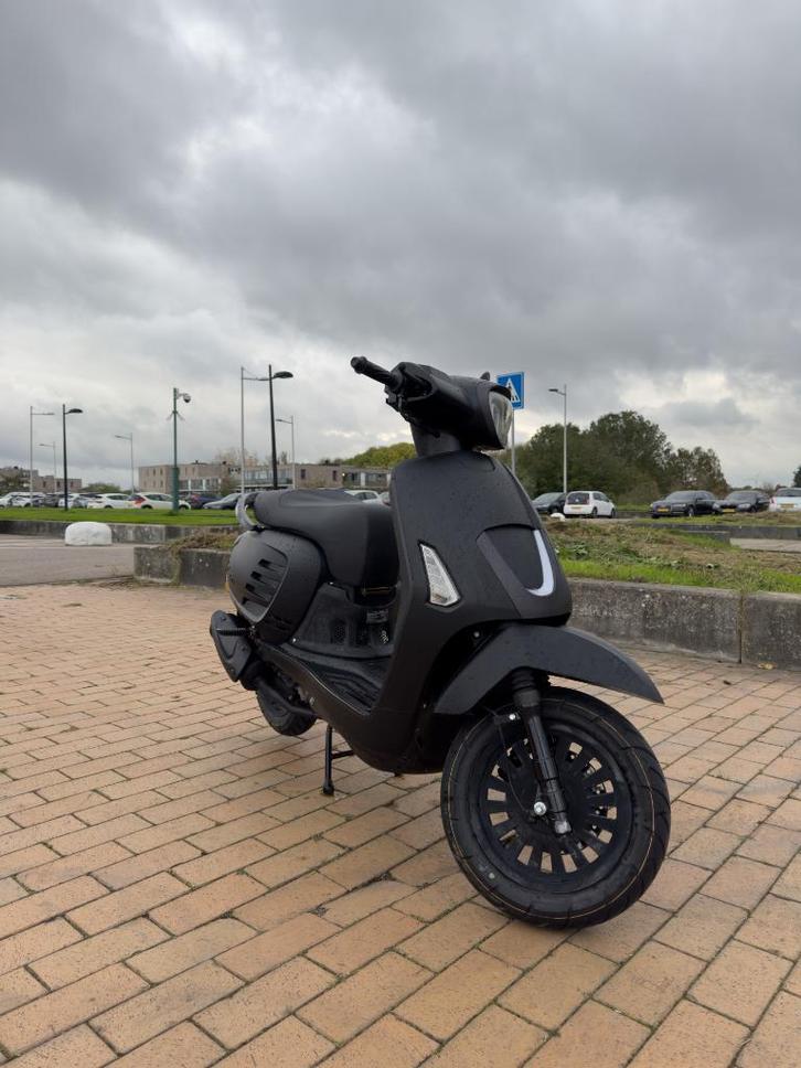 La Souris Designo Scooter Zwart 2021, Fietsen en Brommers, Scooters | Overige merken, Zo goed als nieuw, Maximaal 45 km/u, Benzine