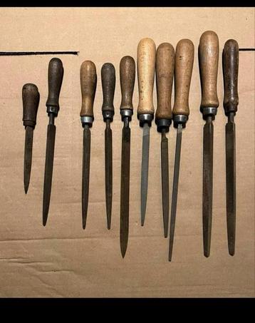 13 stuks ronde vijlen met houten handvat beschikbaar voor biedingen