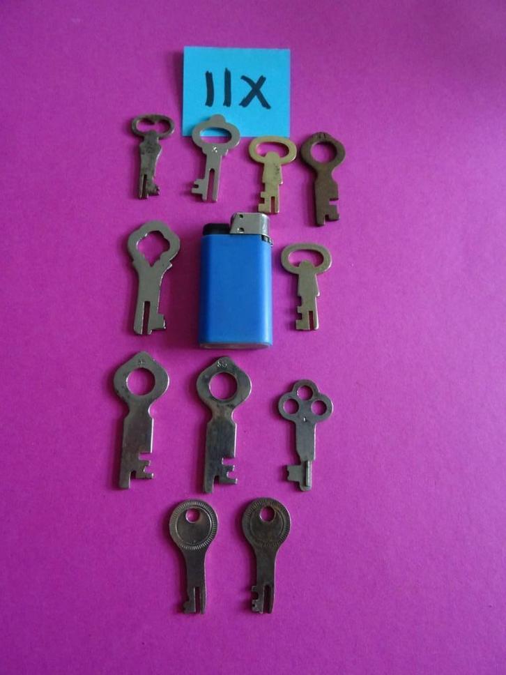 11 SLEUTELS ANTIEKE SPAARPOT KAUWGOM PINDA AUTOMAAT, Verzamelen, Retro, Huis en Inrichting, Ophalen of Verzenden