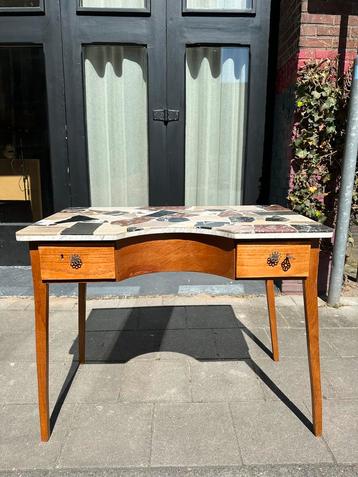 Vintage Italiaanse kaptafel, brocante, antieke tafel beschikbaar voor biedingen