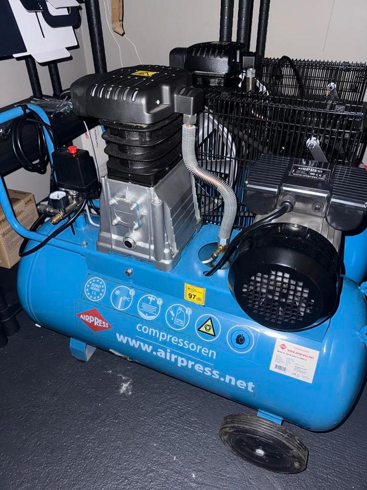 2 Stuks Airpress Compressor - licht defect, Doe-het-zelf en Verbouw, Compressors, Gebruikt, 10 bar of meer, 25 tot 100 liter, 200 tot 400 liter/min