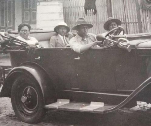 Nederl.-Indie 1928 Foto 4 mannen in een auto (11x8,5 cm), Verzamelen, Foto's en Prenten, Gebruikt, Foto, Overige onderwerpen, Voor 1940