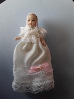 Baby in doopjurkje 1:12, Verzamelen, Ophalen of Verzenden, Nieuw, Poppenhuis