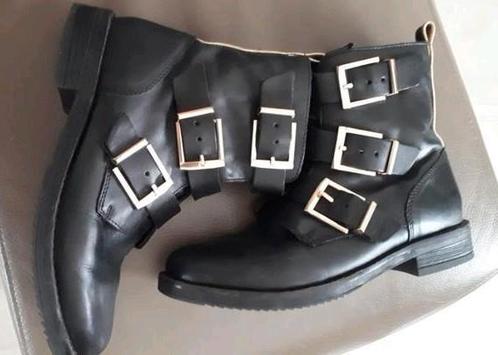 Goede zwarte leren bikerboots + gouden gespen, Omoda, mt 39, Kleding | Dames, Schoenen, Gedragen, Lage of Enkellaarzen, Zwart