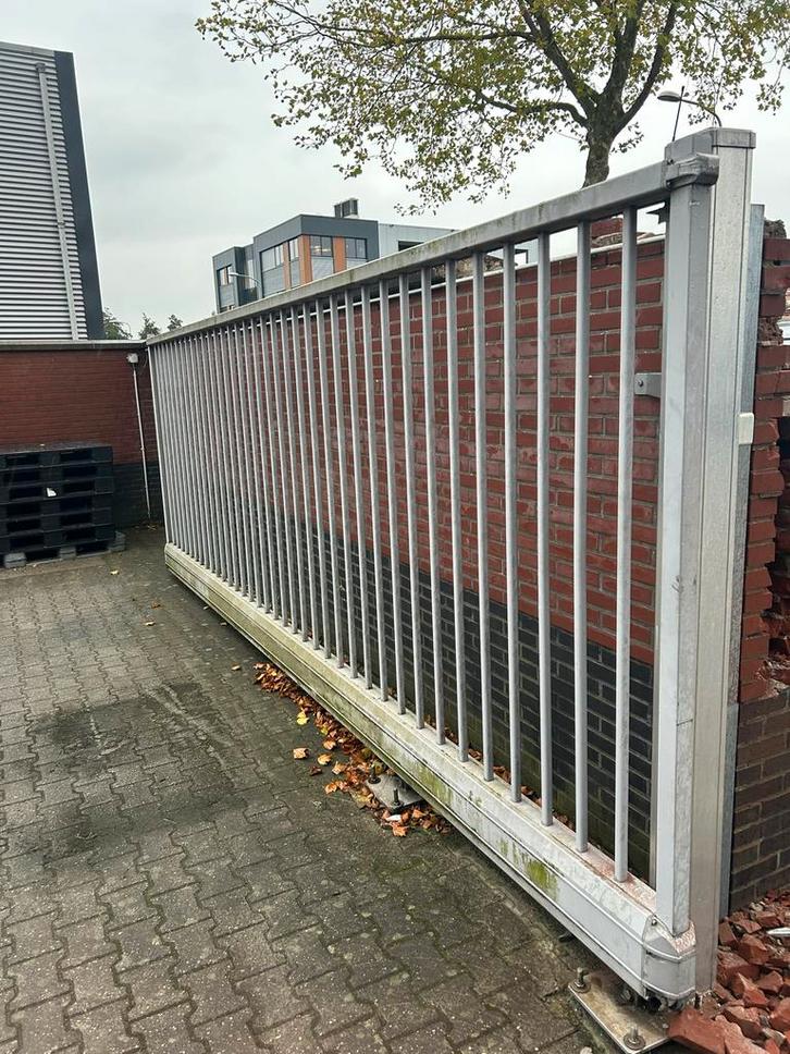 Gebruikte aluminium Schuifpoort - Spijlenhekwerk, Tuin en Terras, Tuinhekken en Hekwerk, Gebruikt, Spijlenhekwerk, IJzer, Met poort